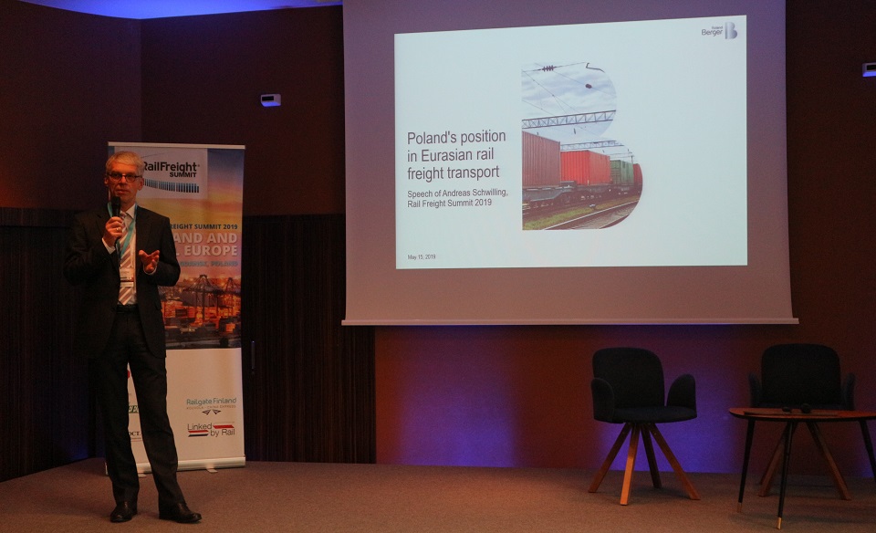 Andreas Schwilling speaks at RailFreight Summit 2019, source: RailFreight
