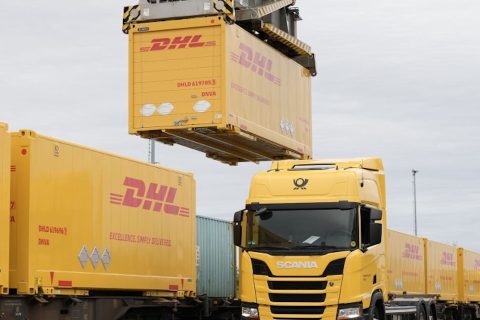 Gantry crane lands DHL container from train to truck